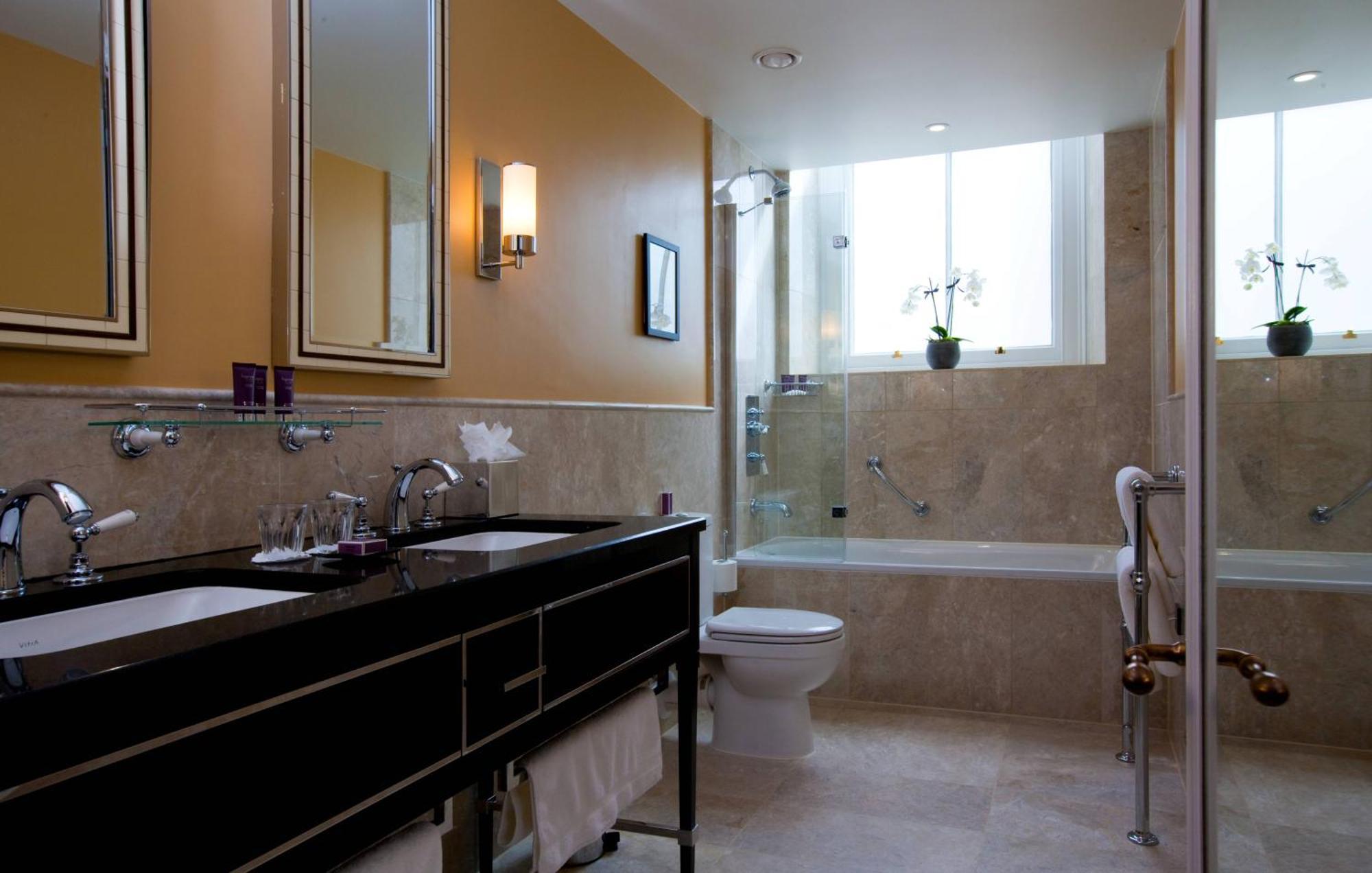 Deluxe Suite Spa Bath